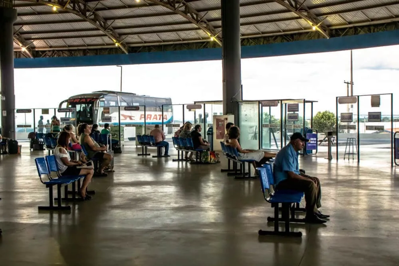 pessoas esperam sentadas na central de camionagem de marilia em sao paulo
