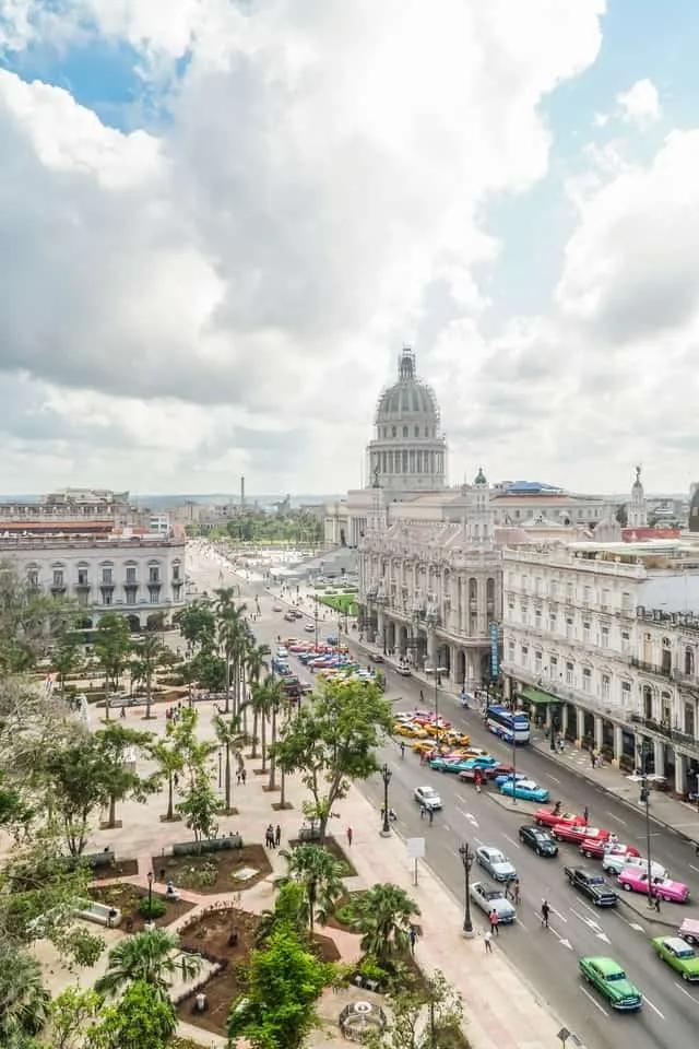 edifícios clássicos, rua agitada e parque no centro de cuba 