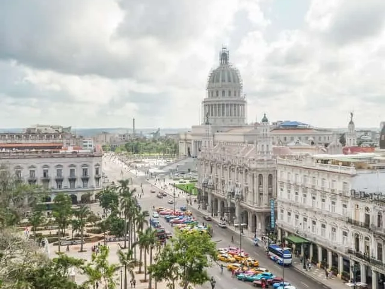 edifícios clássicos, rua agitada e parque no centro de cuba