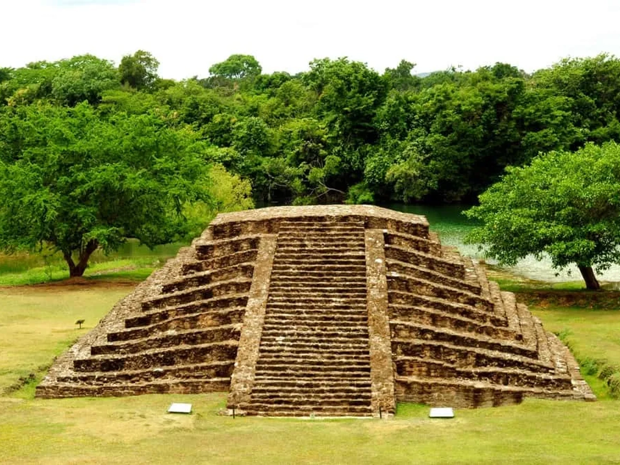 Lagos de Colón México