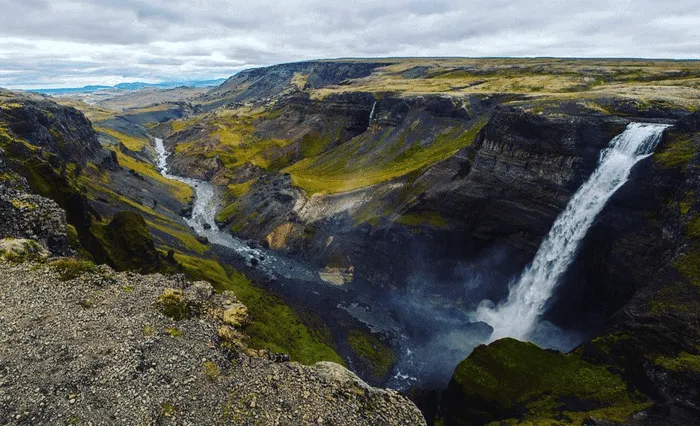 Cascada impresionante en un paisaje montañoso y verde, ideal para inspirar viajes.
