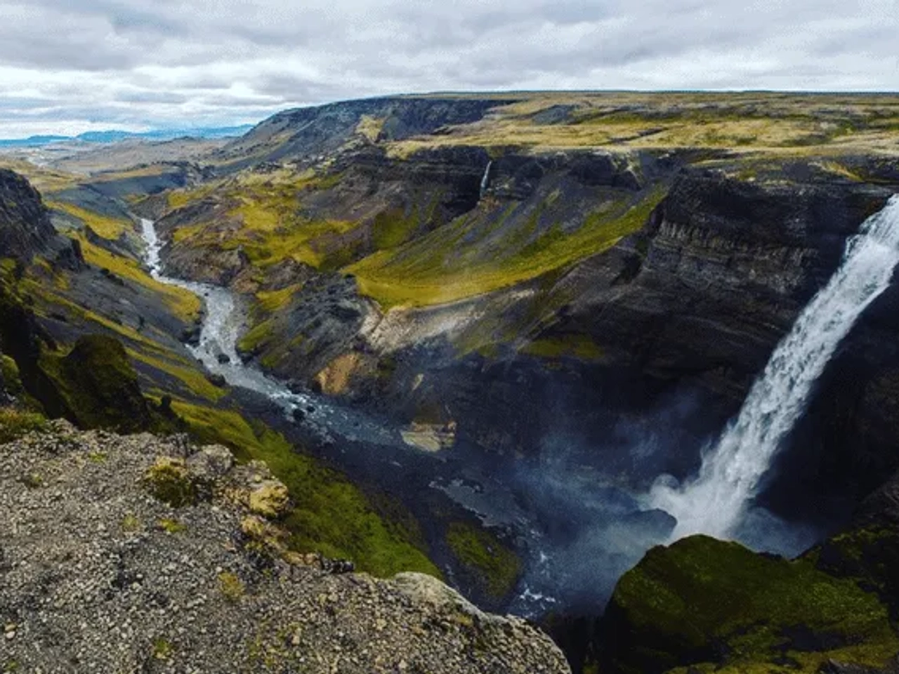 Cascada impresionante en un paisaje montañoso y verde, ideal para inspirar viajes.