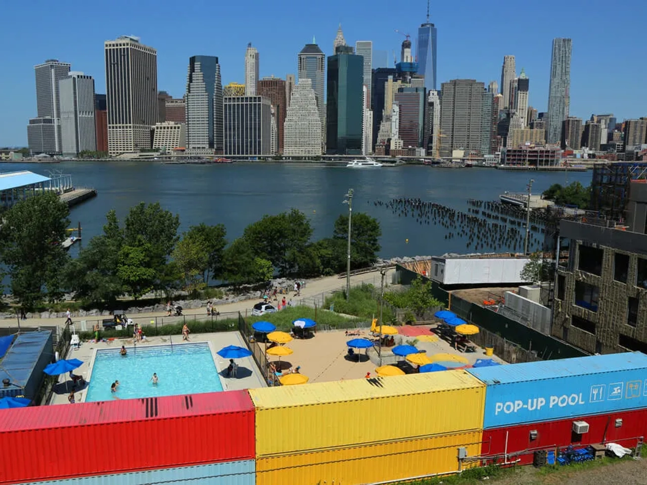 piscina no pier 2 com vistas sobre toda manhattan