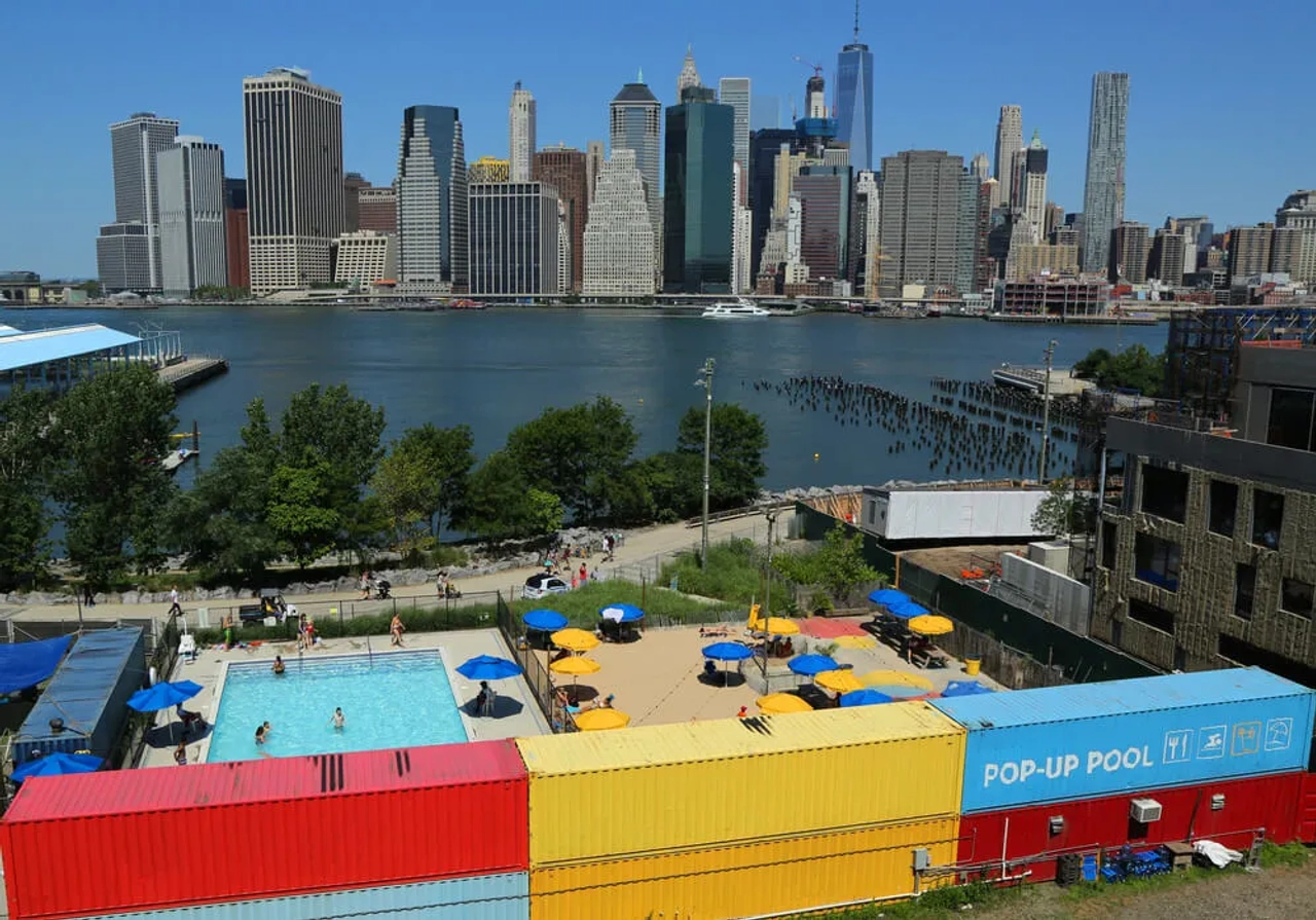 piscina no pier 2 com vistas sobre toda manhattan