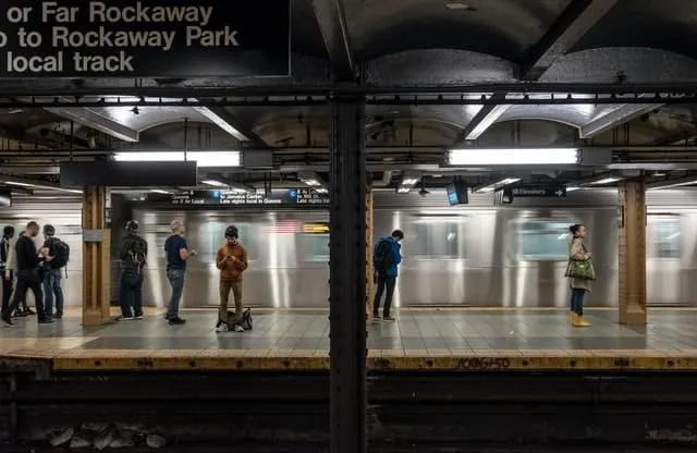 pessoas à espera do metro em nova iorque