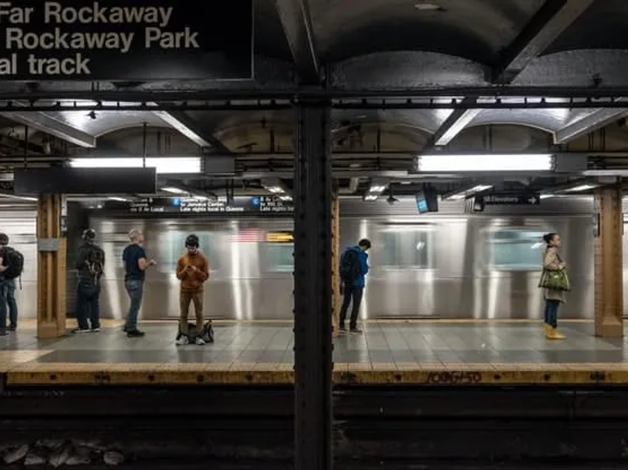 pessoas à espera do metro em nova iorque