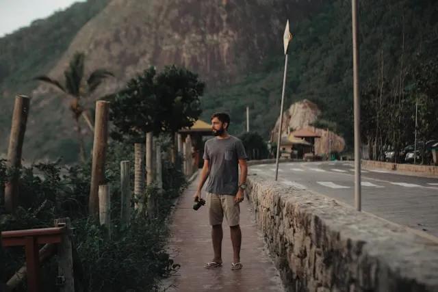 homem parado ao lado da estrada na prainha no brasil