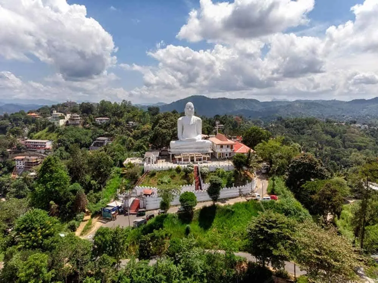 buda gigante en lo alto de una montaña
