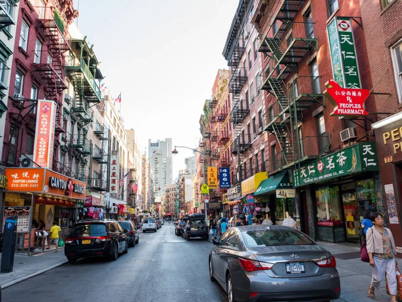 rua de chinatown cheia de publicidade luminosa