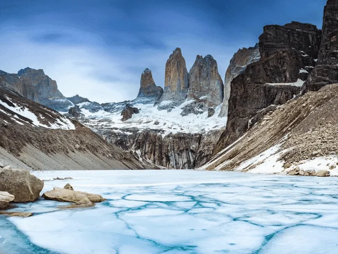 Montañas imponentes y un lago helado en un paisaje natural impresionante.