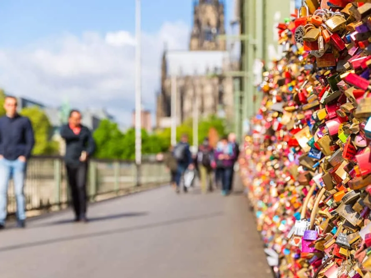 casais passeiam pela ponte dos cadeados de colonia