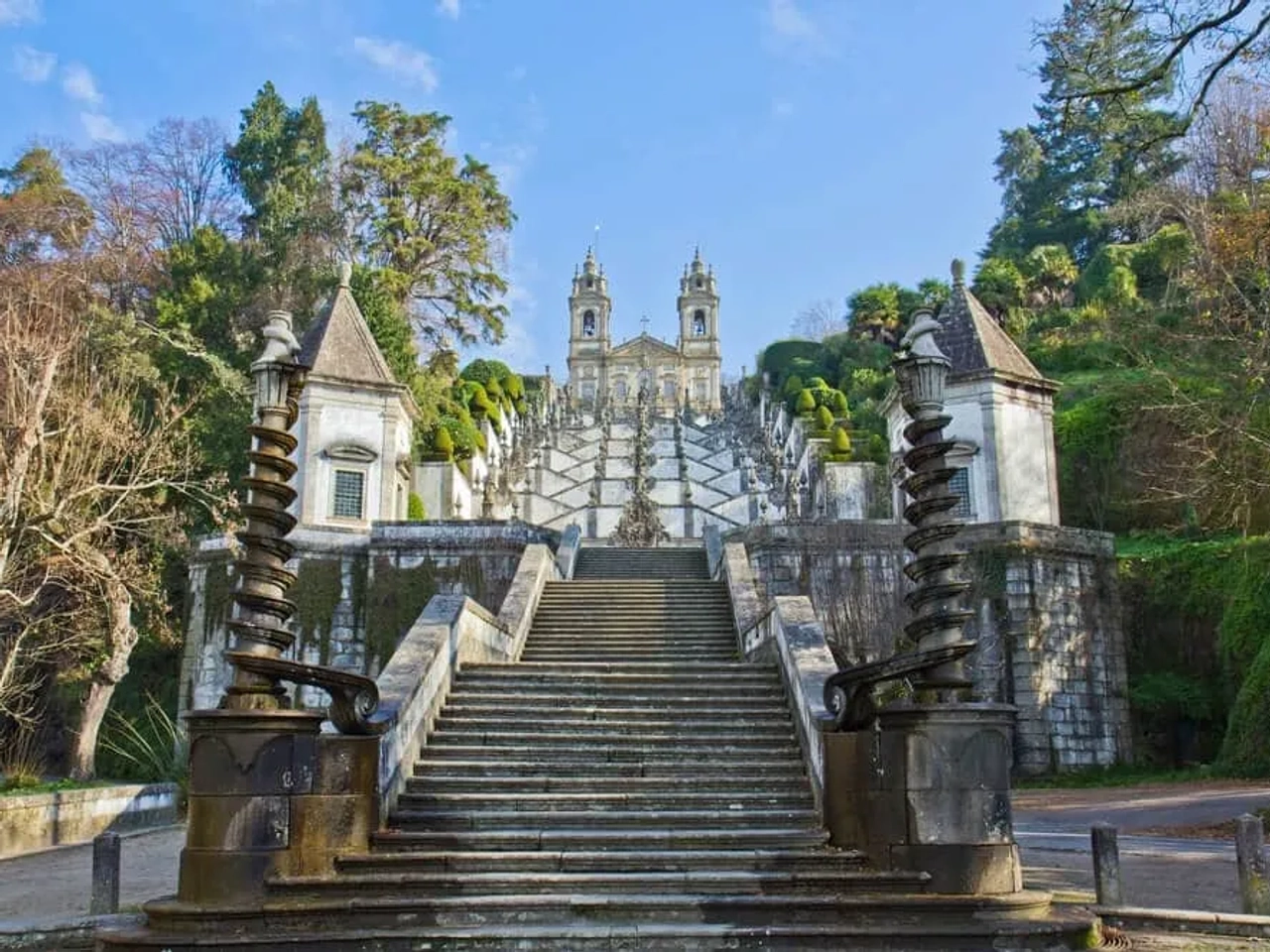 subida dos escadorios principais do bom jesus do monte