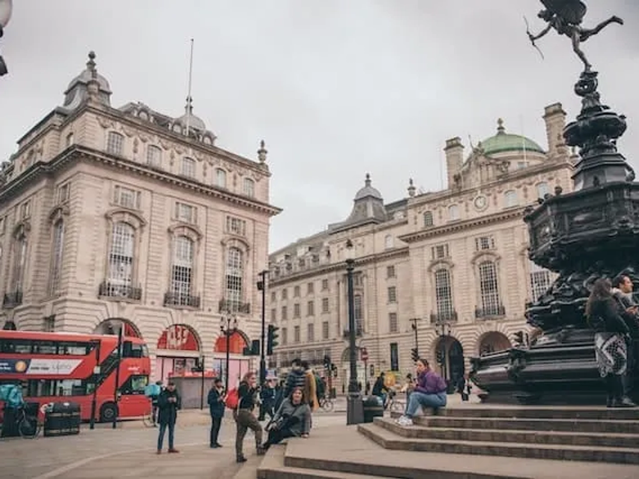 pessoas à volta de um monumento em picadelly circus em Londres