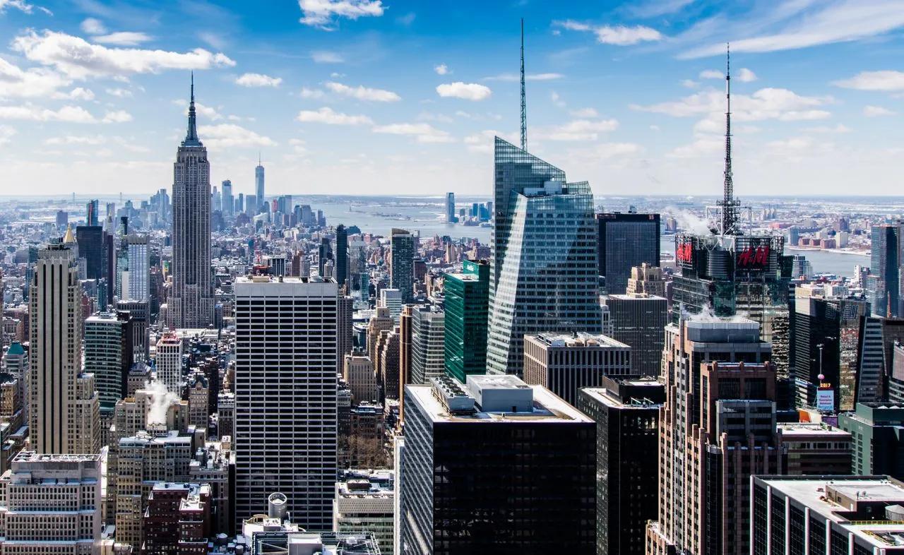 Vista dei grattacieli di New York con cielo azzurro