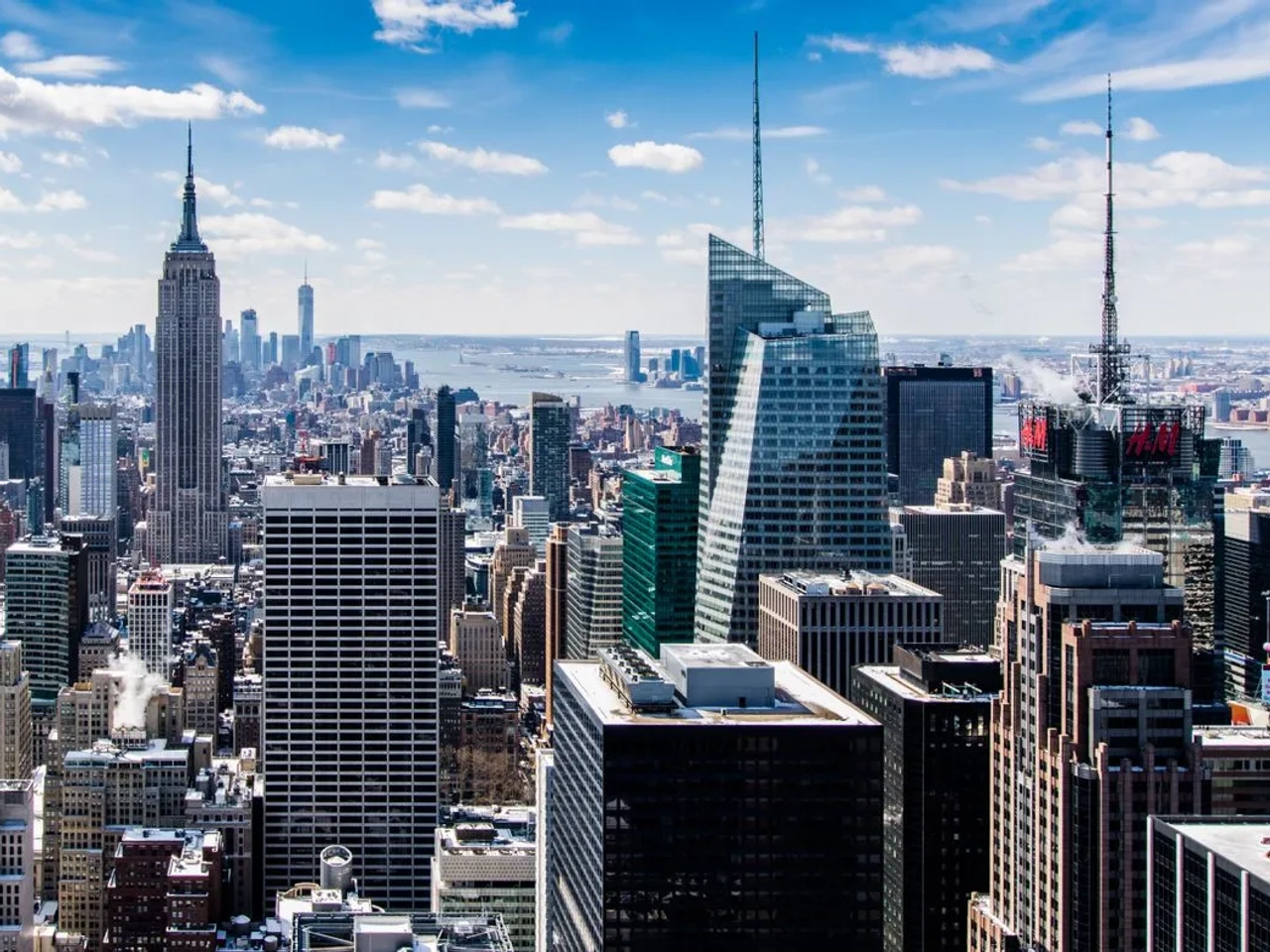 Vista dei grattacieli di New York con cielo azzurro