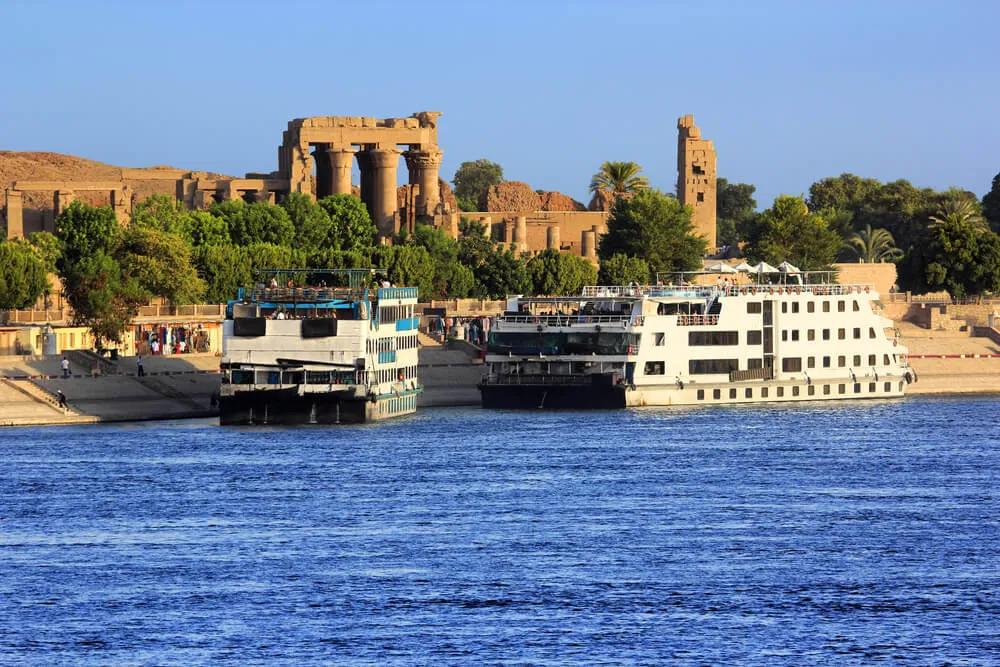 templo de kom ombo e navios de cruzeiro no nilo