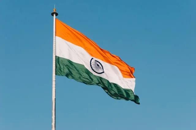 bandeira da india segurada num poste