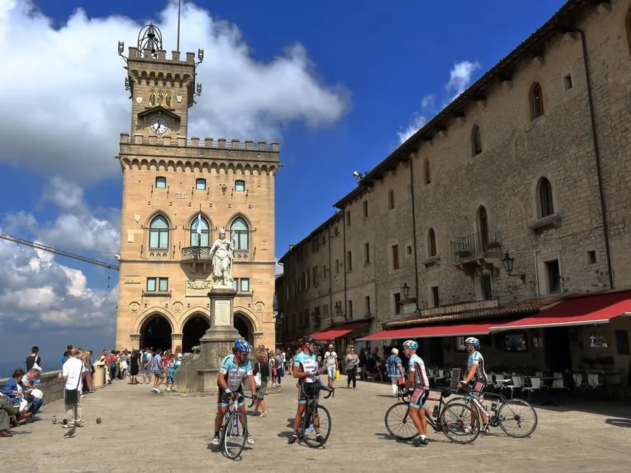 pessoas de bicicleta pela pizza de la liberta
