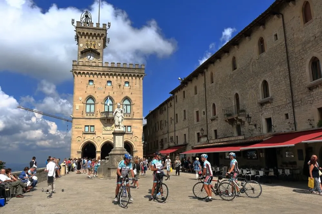 pessoas de bicicleta pela pizza de la liberta