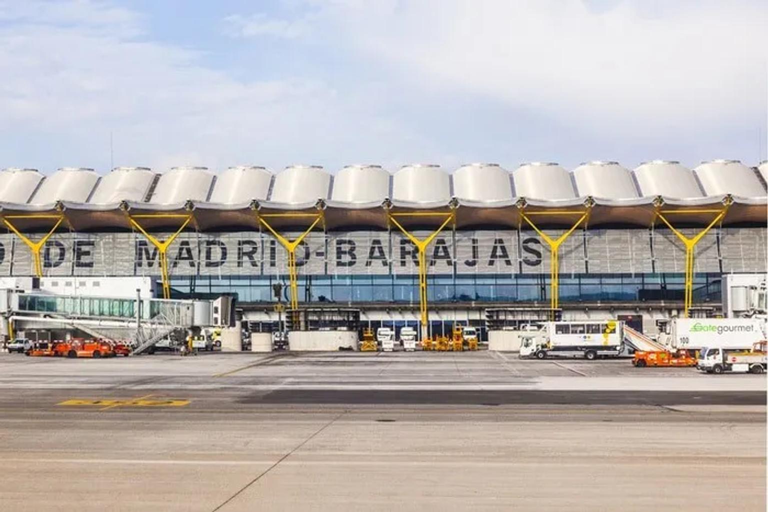 Aeropuerto de Madrid-Barajas con aviones y vehículos de servicio en la pista.
