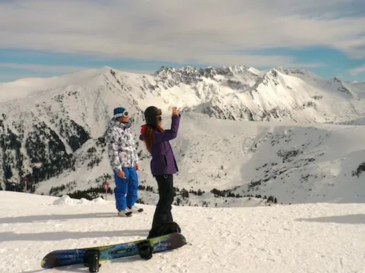 Casal de snowboarders em férias em Bansko
