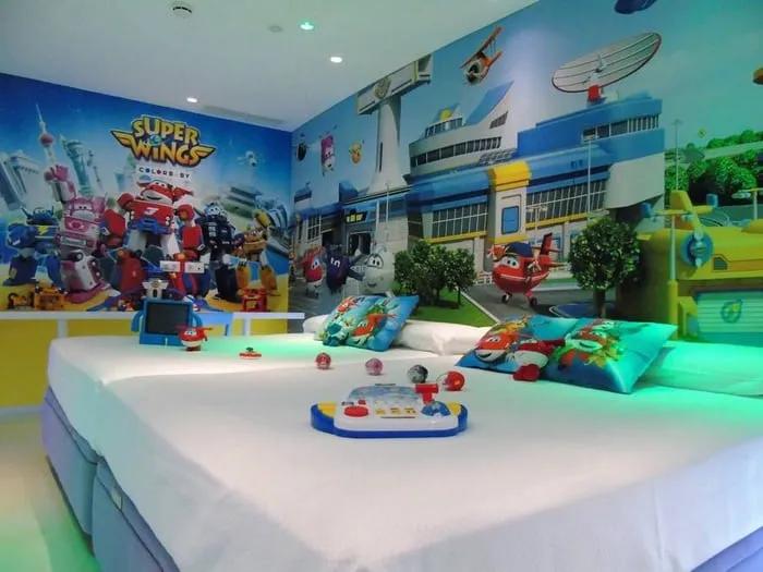 Habitación temática de "Super Wings" con decoración colorida y juguetes.