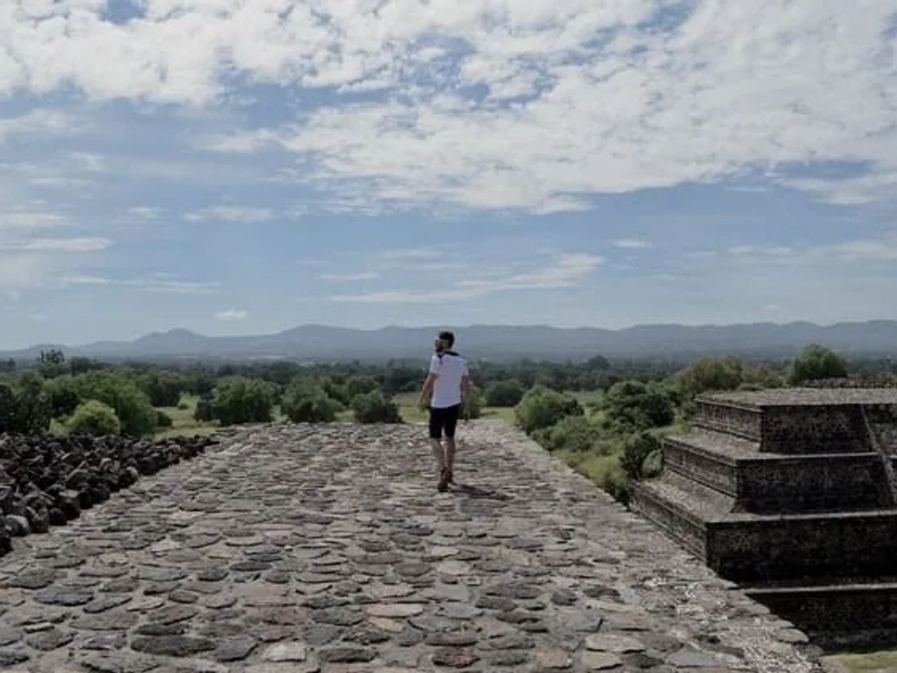 pessoa junto a piramide na cidade dos deuses no méxico