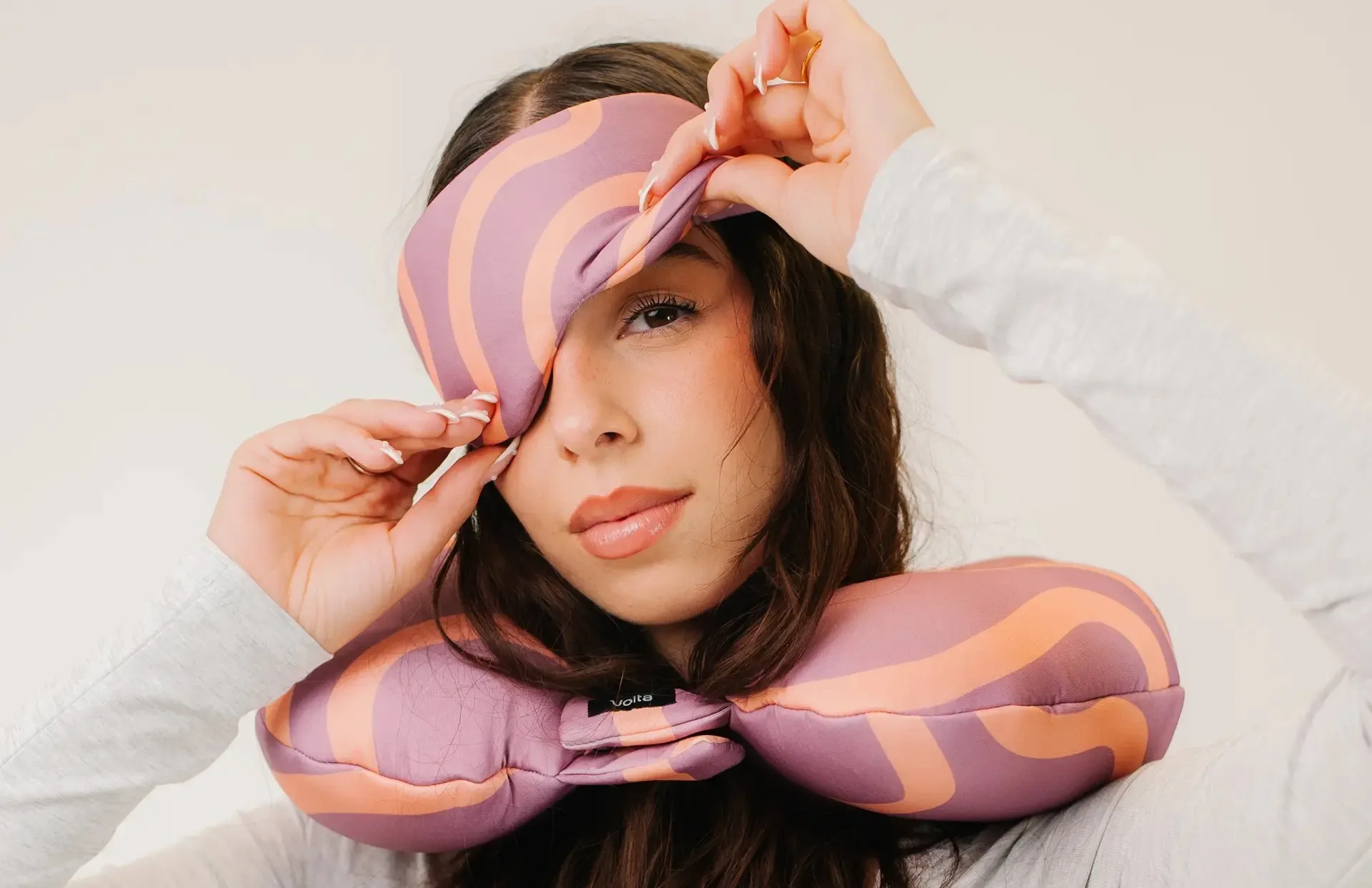 Persona abriendo una funda de almohada de viaje
