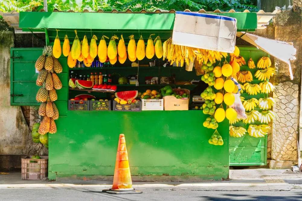 stand com frutas penduradas para venda em salvador da bahia