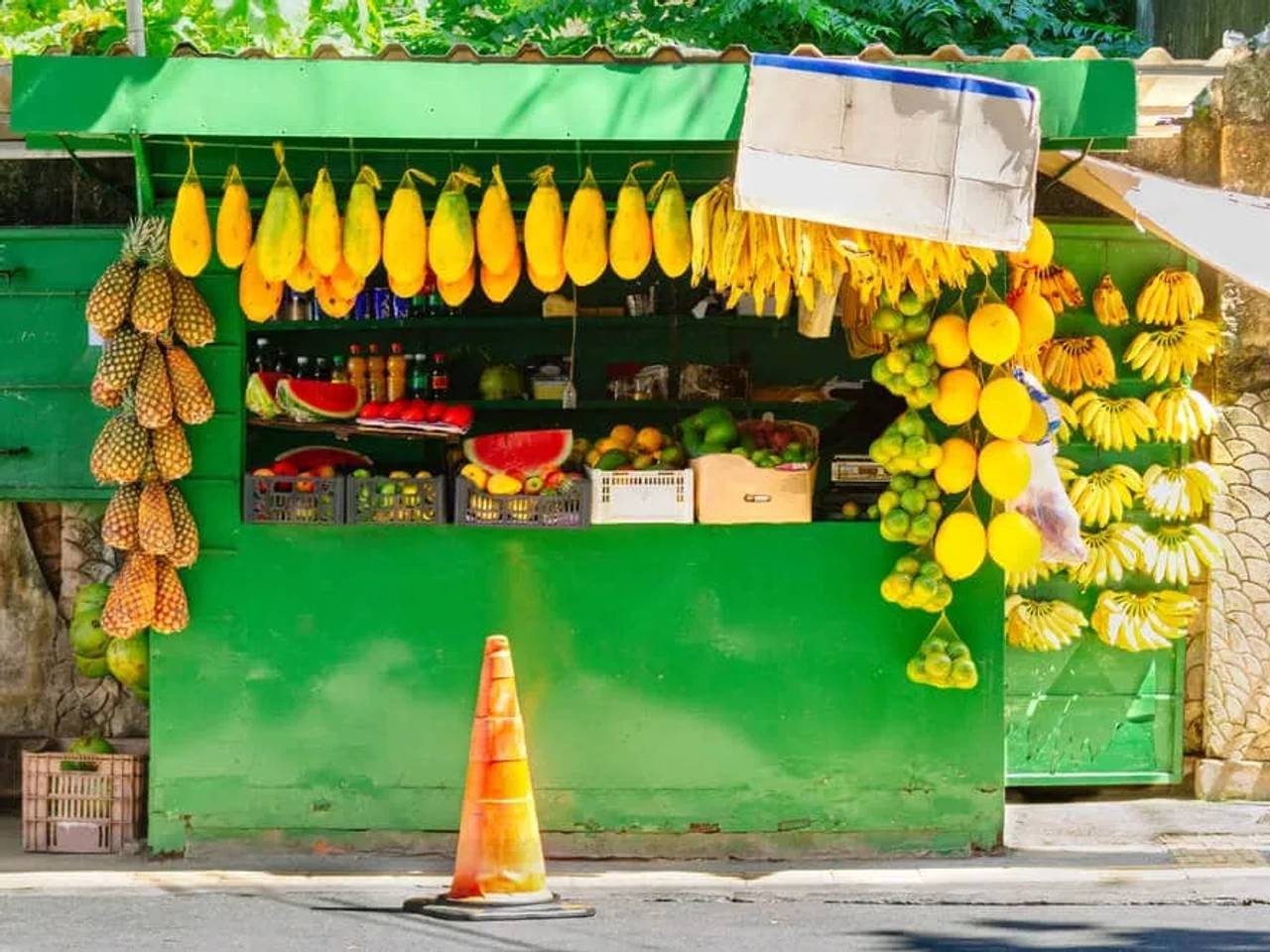 stand com frutas penduradas para venda em salvador da bahia