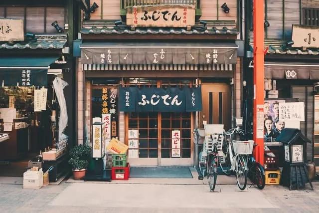 três bicicletas estacionadas em frente a um edifício em Tokyo no Japão 
