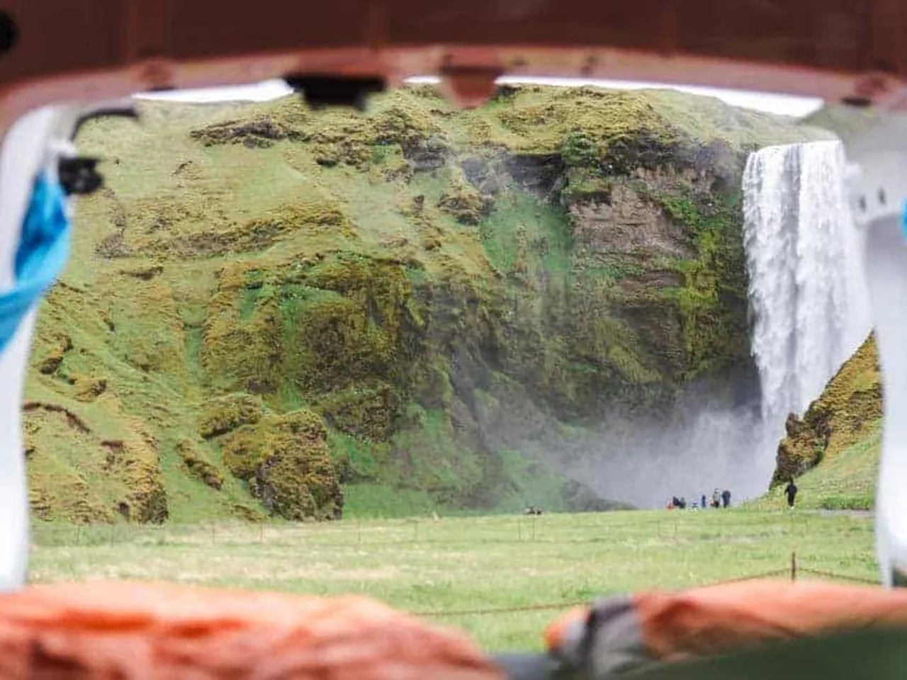 vista de cascata dentro da autocaravana