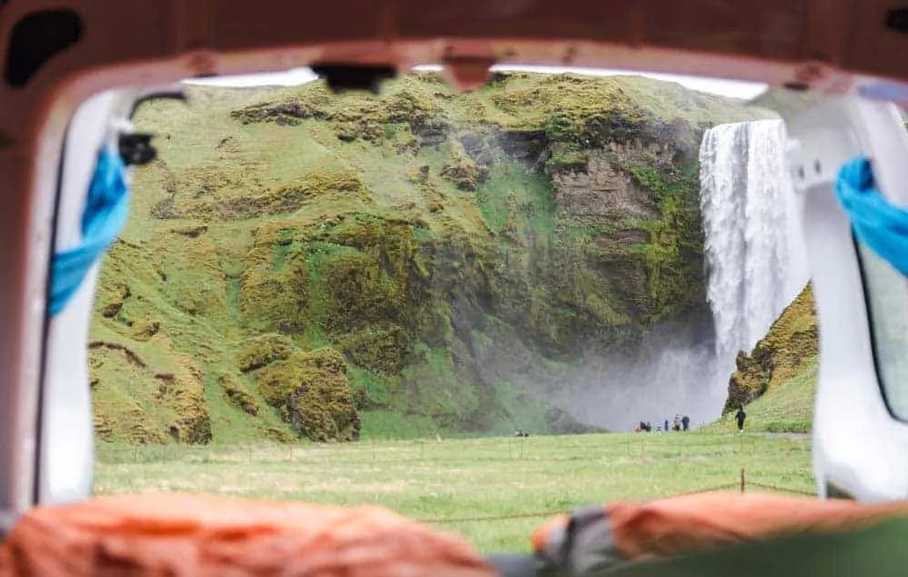 vista de cascata dentro da autocaravana