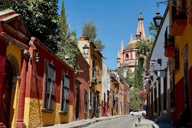 catedral junto a casas coloridas numa rua estreita em san miguel de allande no méxico