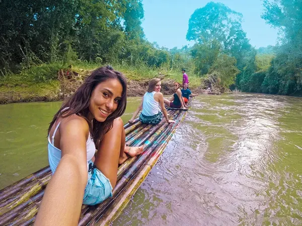 Selfie de un viaje en grupo en piragüa