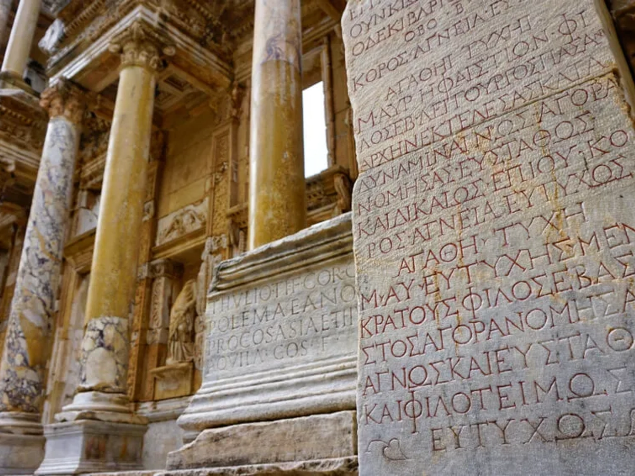 inscrição antiga na livraria de celso em efeso