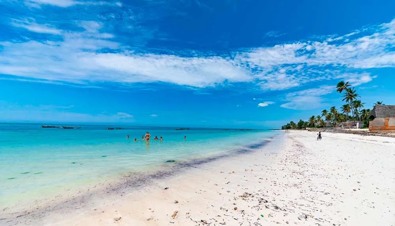 Praia de areia branca e mar azul-turquesa em Zanzibar, na Tanzânia