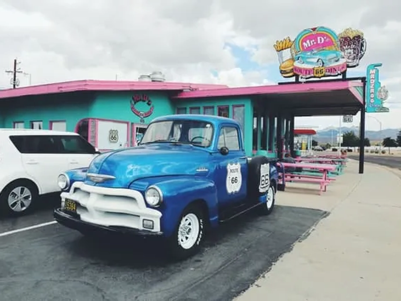 carro azul estacionado perto do Mr D'z Route 66 Diner