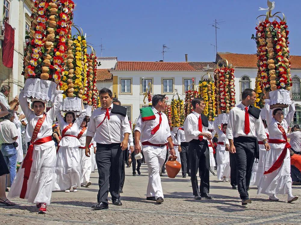 homens e mulheres no desfile da festa dos tabuleiros
