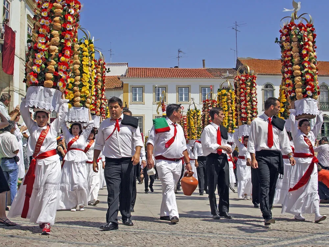 homens e mulheres no desfile da festa dos tabuleiros