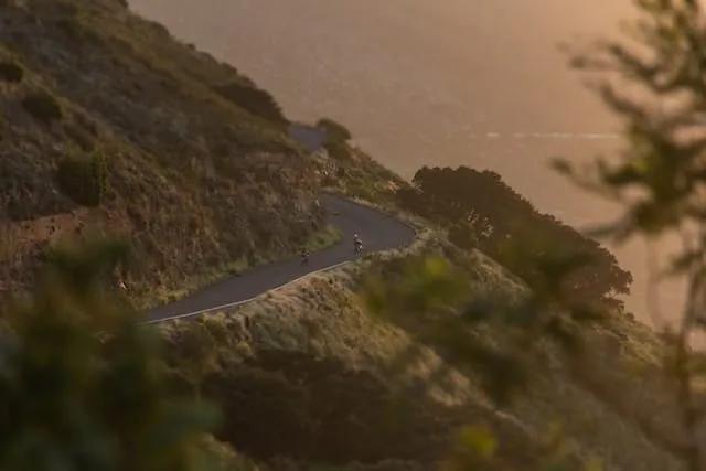 duas pessoas numa estrada numa montanha em cape twon na áfrica do sul