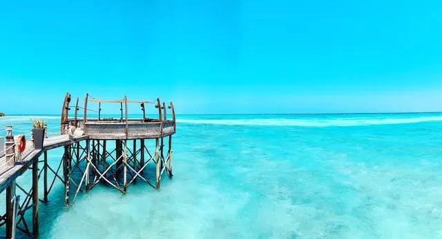 dock por cima da água cristalina em zanzibar