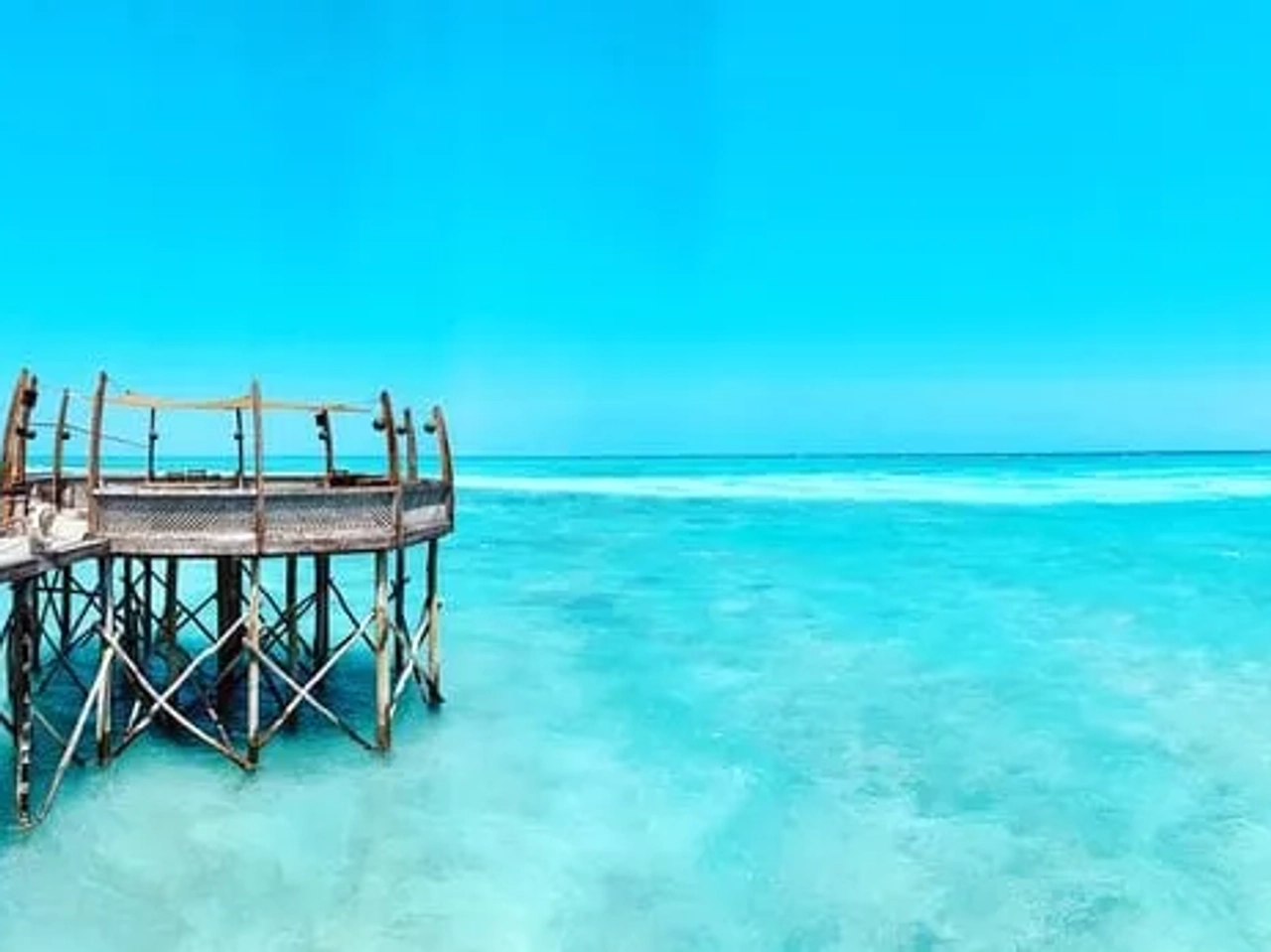 dock por cima da água cristalina em zanzibar