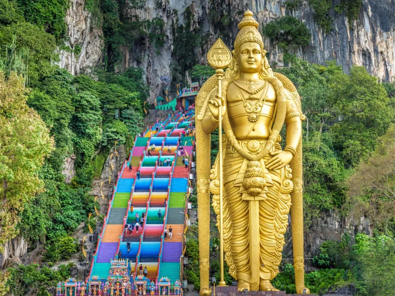 entrada e escadas da batu caves