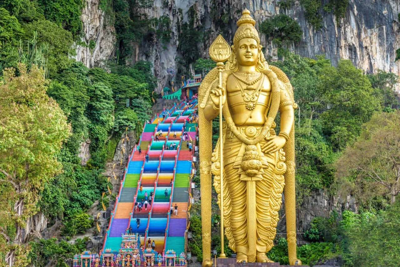 entrada e escadas da batu caves