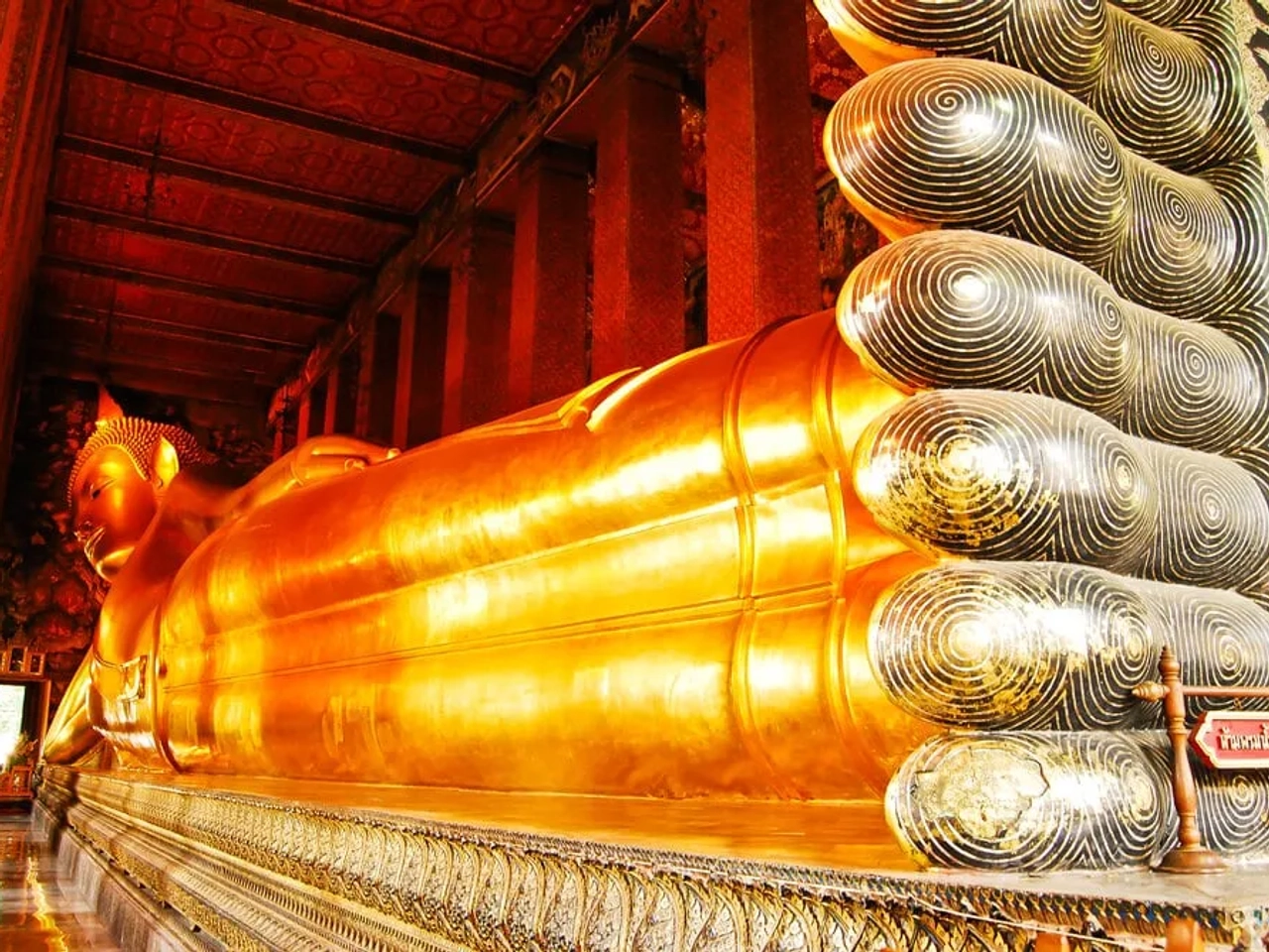 pes do buda reclinado no seu templo