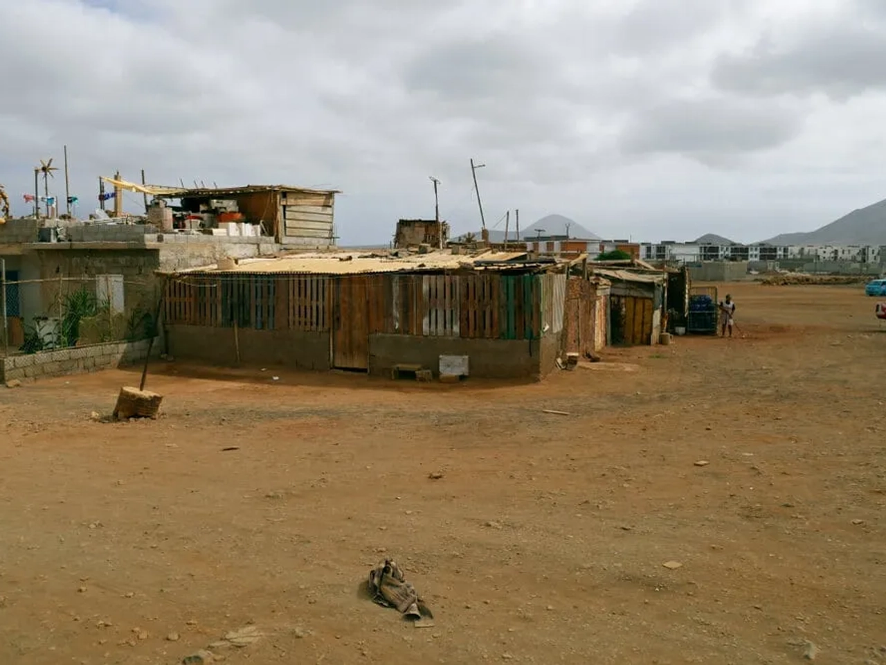 barracões precários em terra boa ilha do sal cabo verde