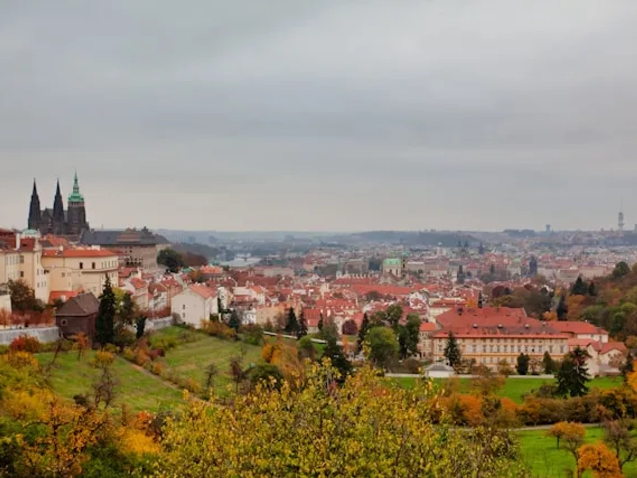 jardim com edificios tipicos de praga
