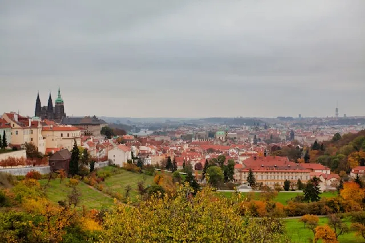 jardim com edificios tipicos de praga