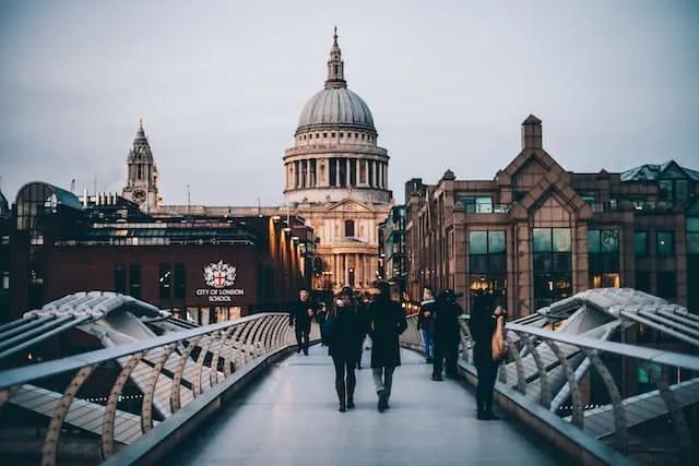 pessoas a passear na millennium bridge em londres